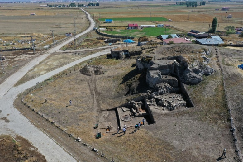 Erzurum'daki Pulur Höyük arkeoloji kazılarından manzaralar