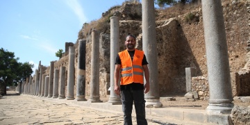 Syedra Antik Kentindeki sütunlar 2 bin yıl sonra yeniden dikey pozisyana getirildi