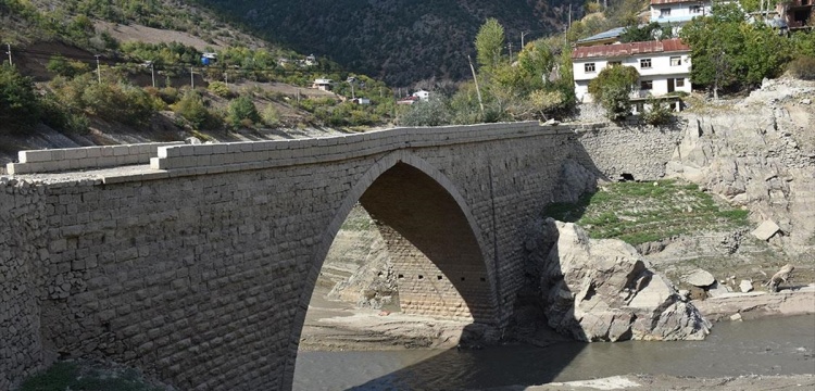 Yıllarca sular altında kalan tarihi Torul Köprüsü yeninden gün yüzüne çıktı