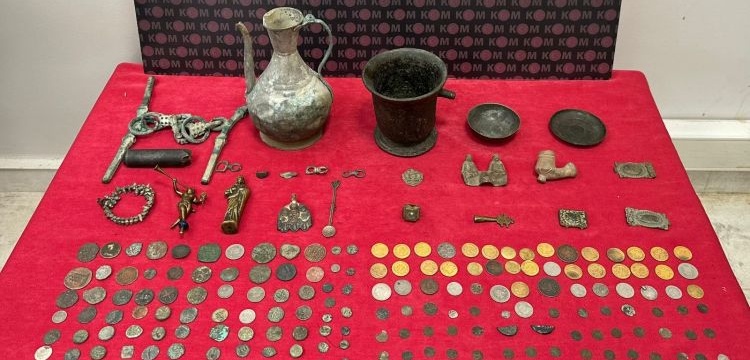 Polisler Eskişehir'de bir işyerinde 197 sikke yakaladı.