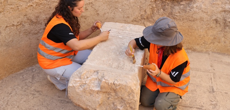 Mersinde 1800 yıl önce Flavianus yarışları şampiyonu Kaikilianosa ait kitabeli kaide bulundu