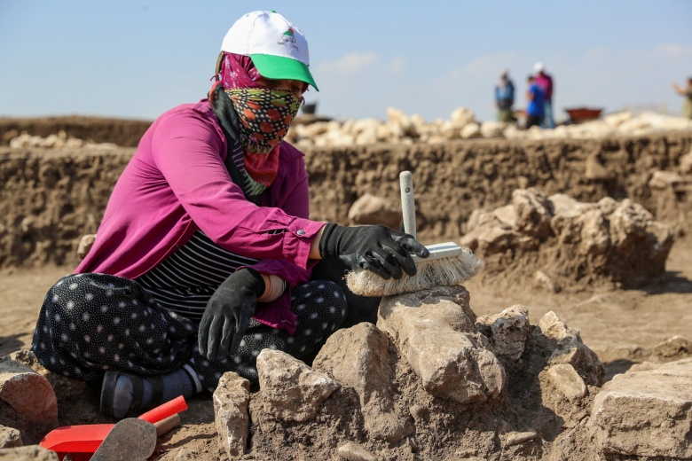 Diyarbakırlı mevsimlik tarım işçisi kadınlar arkeoloji alanında çok verimli çalışıyor