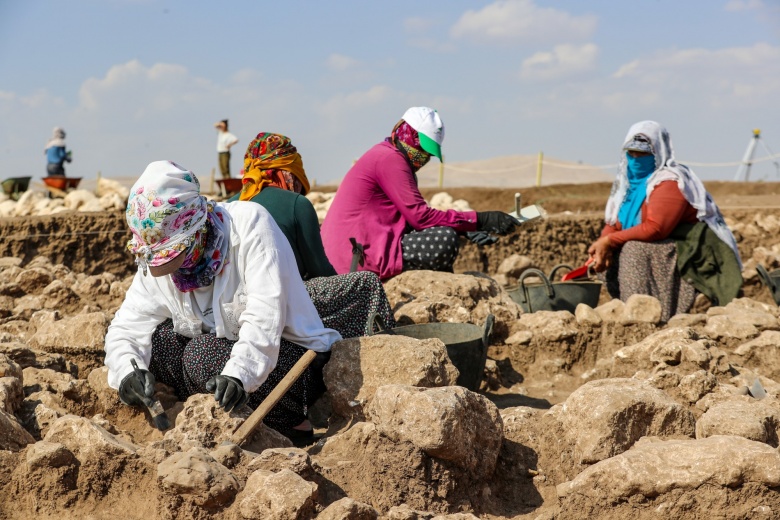 Diyarbakırlı mevsimlik tarım işçisi kadınlar arkeoloji alanında çok verimli çalışıyor