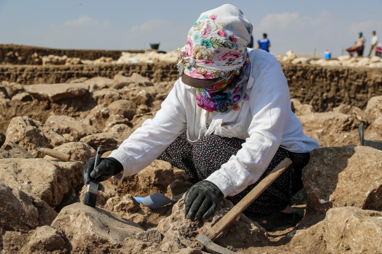 Diyarbakırlı mevsimlik tarım işçisi kadınlar arkeoloji alanında çok verimli çalışıyor