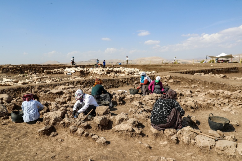 Diyarbakırlı mevsimlik tarım işçisi kadınlar arkeoloji alanında çok verimli çalışıyor