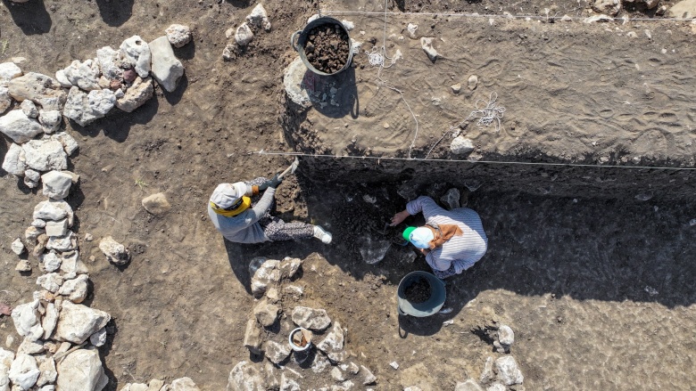 Diyarbakırlı mevsimlik tarım işçisi kadınlar arkeoloji alanında çok verimli çalışıyor