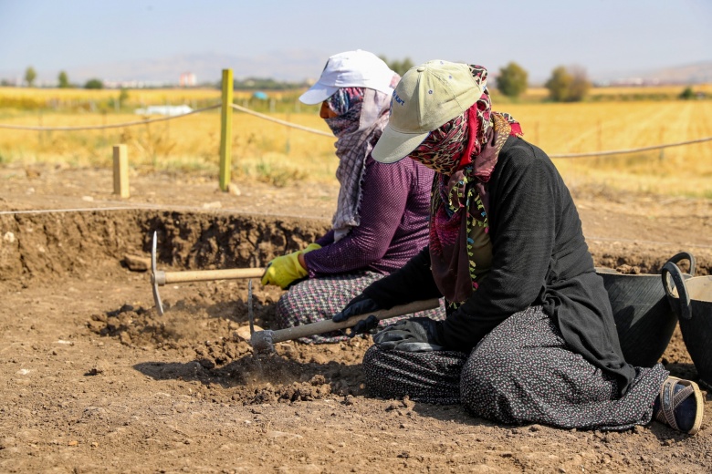 Diyarbakırlı mevsimlik tarım işçisi kadınlar arkeoloji alanında çok verimli çalışıyor