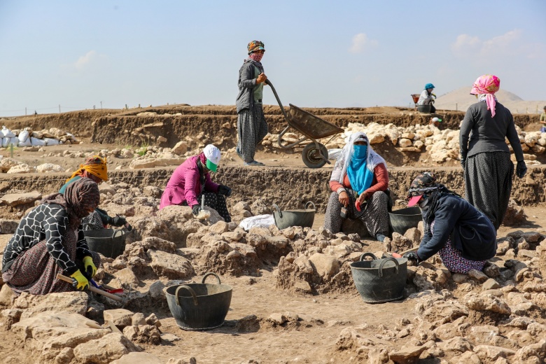 Diyarbakırlı mevsimlik tarım işçisi kadınlar arkeoloji alanında çok verimli çalışıyor