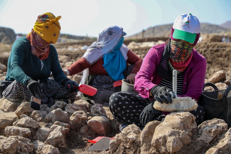 Diyarbakırlı mevsimlik tarım işçisi kadınlar arkeoloji alanında çok verimli çalışıyor