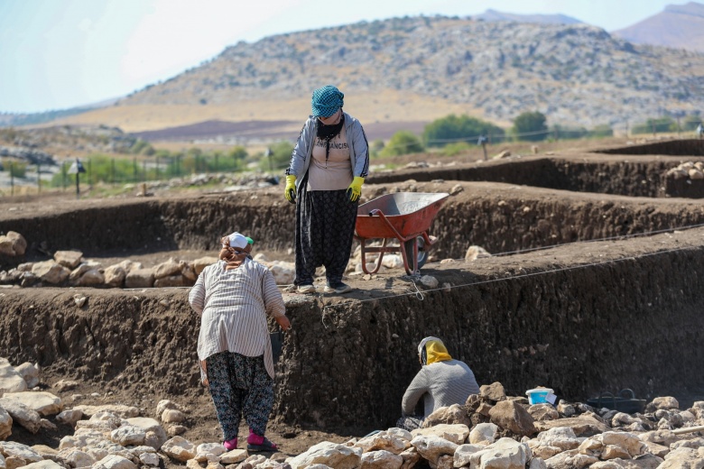 Diyarbakırlı mevsimlik tarım işçisi kadınlar arkeoloji alanında çok verimli çalışıyor