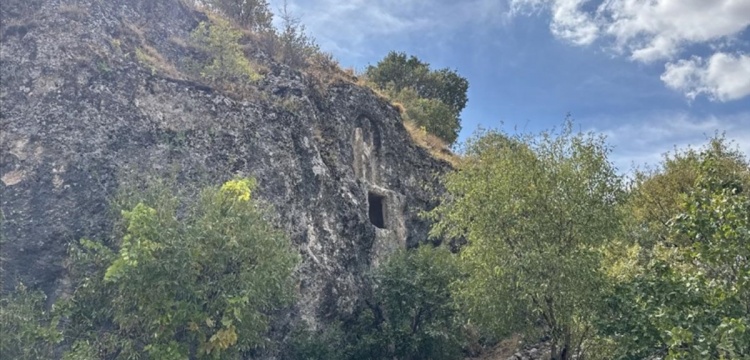 Adıyaman'da üzerinde 1700 yıllık 1,5 metrelik kadın kabartması olan kaya mezarı keşfedildi