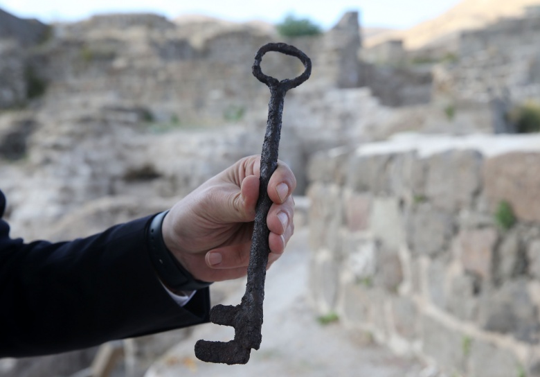 Bitlis Kalesi arkeoloji kazılarında saray anahtarı bulundu!