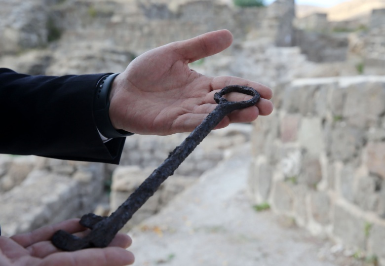 Bitlis Kalesi arkeoloji kazılarında saray anahtarı bulundu!