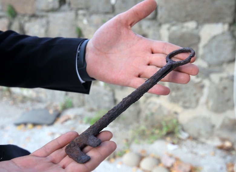 Bitlis Kalesi arkeoloji kazılarında saray anahtarı bulundu!