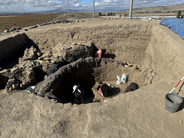 Puruşhanda'nın arandığı Üçhöyük arkeoloji kazıda silo ile iki mühür baskısı bulundu