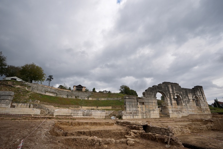 Prusias Ad Hypium Antik Kenti'ndeki 10 bin kişilik tiyatro restorasyona hazırlanıyor