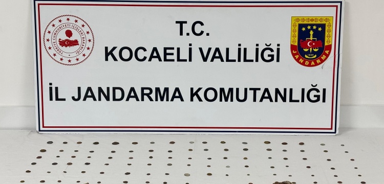 Dilovası'nda arama yapılan araçta 100 sikke ve 15 tarihi obje yakalandı