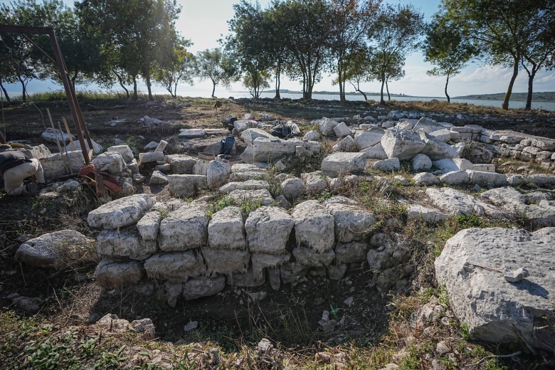 Kız Adası'ndaki Apollon Kutsal Alanında 1900 yıl önceki depremin izleri bulundu