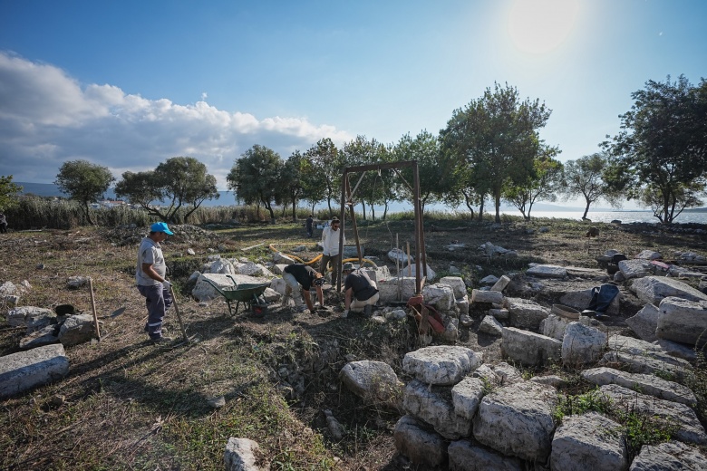 Kız Adası'ndaki Apollon Kutsal Alanında 1900 yıl önceki depremin izleri bulundu