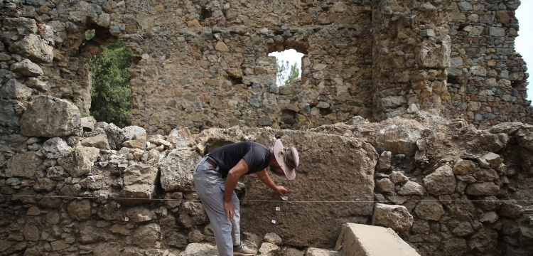 Syedra Antik Kenti'ndeki tiyatroda dolgu çalışmalarına ağırlık verildi