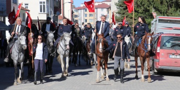 İstiklal Yolu, Cumhuriyet aşkına at sırtında geçildi