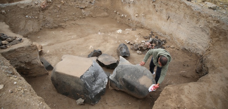 Van'daki Garibin Tepe'de 1 ton ağırlığında 2 metre boyunda bazalt heykel bulundu