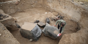 Vandaki Garibin Tepede 1 ton ağırlığında 2 metre boyunda bazalt heykel bulundu