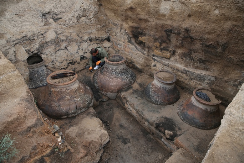 Garibin tepe arkeoloji kazı alanı ve bulunan 1 tonluk Urartu heykeli