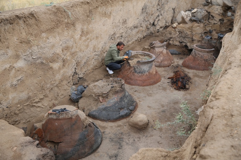 Garibin tepe arkeoloji kazı alanı ve bulunan 1 tonluk Urartu heykeli