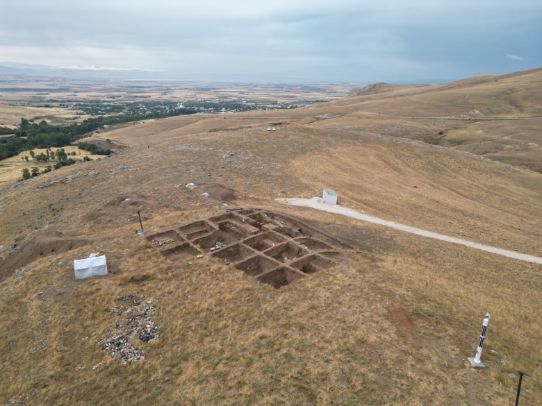 Garibin tepe arkeoloji kazı alanı ve bulunan 1 tonluk Urartu heykeli