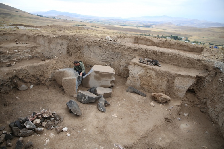 Garibin tepe arkeoloji kazı alanı ve bulunan 1 tonluk Urartu heykeli