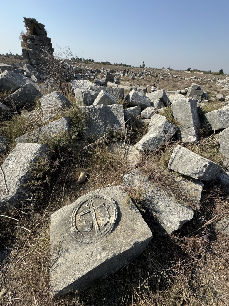 Anavarza Antik Kentin'deki Havariler Kilisesi'nde arkeoloji kazıları sürüyor