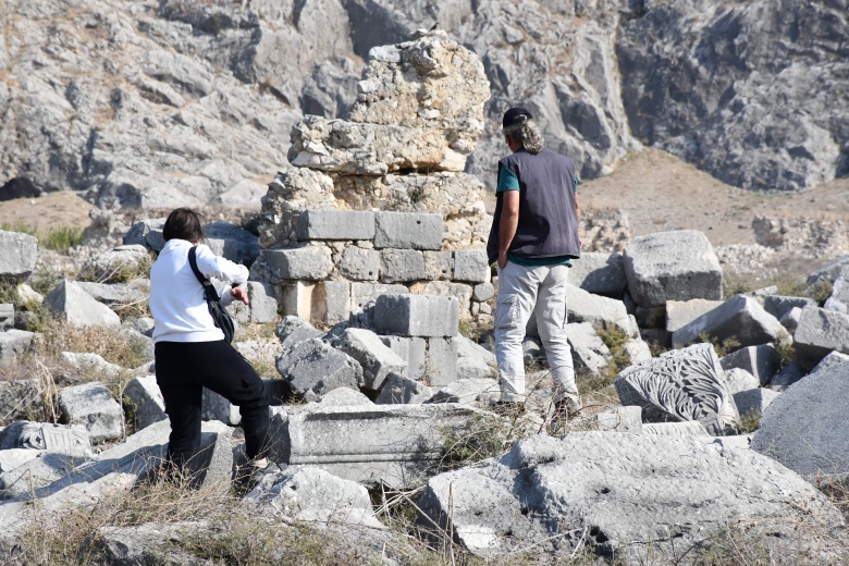 Anavarza Antik Kentin'deki Havariler Kilisesi'nde arkeoloji kazıları sürüyor