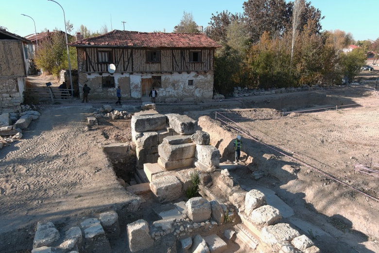 Kütahya'da Aizanoi Antik kentinde 2 bin yıllık tiyatro maskı bulundu