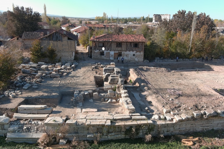 Kütahya'da Aizanoi Antik kentinde 2 bin yıllık tiyatro maskı bulundu