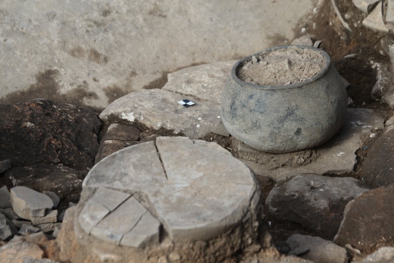 Karahantepe'deki bir yapıda çok sayıda ateş yeri olması dikkat çekti