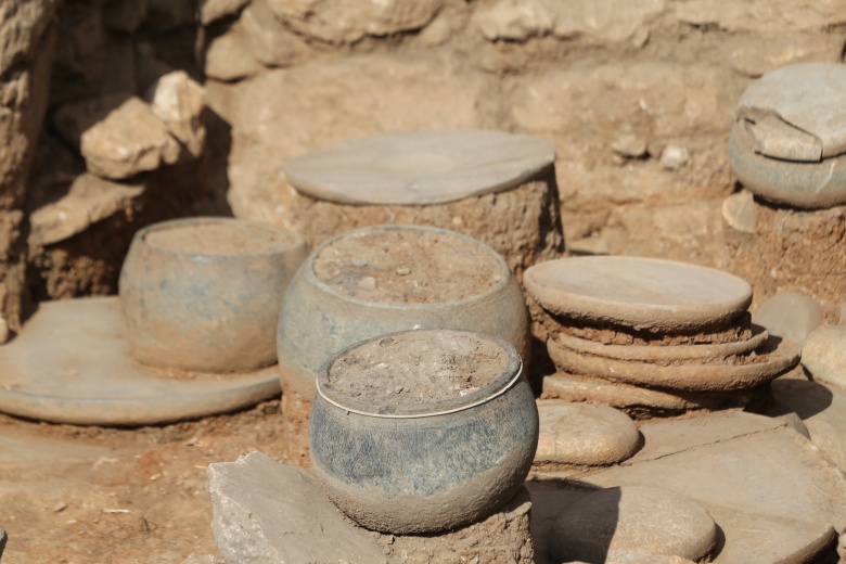 Karahantepe'deki bir yapıda çok sayıda ateş yeri olması dikkat çekti