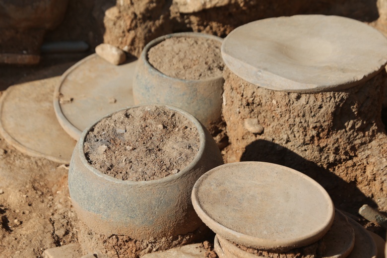 Karahantepe'deki bir yapıda çok sayıda ateş yeri olması dikkat çekti