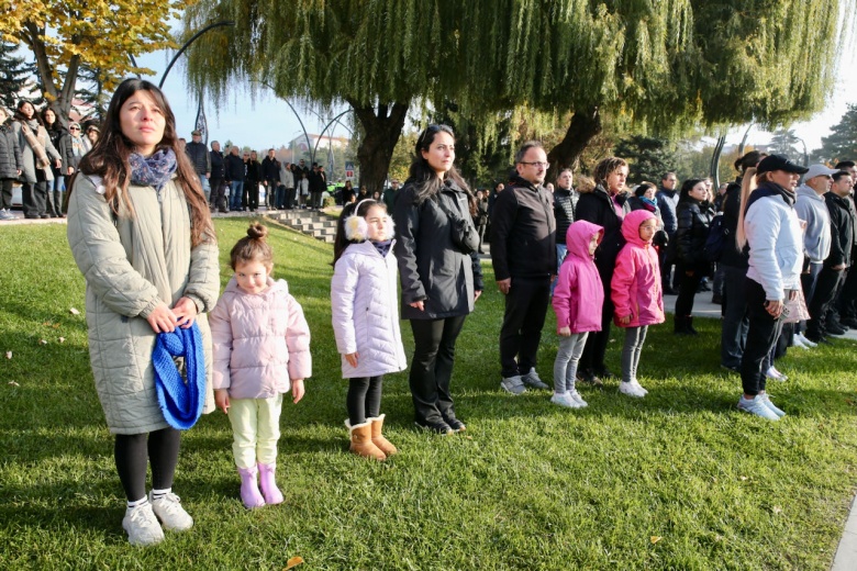 Türk Halkı Kurucu Lideri Atatürk'e minnet borcunu unutmadı: 10 Kasım manzaraları