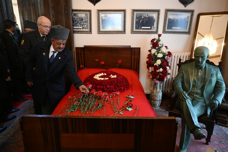 Türk Halkı Kurucu Lideri Atatürk'e minnet borcunu unutmadı: 10 Kasım manzaraları