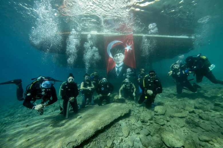 Türk Halkı Kurucu Lideri Atatürk'e minnet borcunu unutmadı: 10 Kasım manzaraları