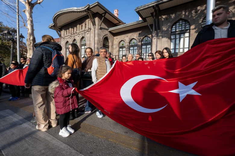 Türk Halkı Kurucu Lideri Atatürk'e minnet borcunu unutmadı: 10 Kasım manzaraları