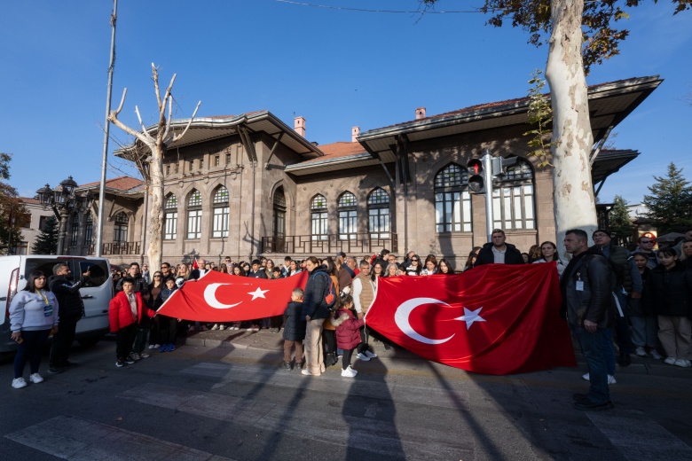 Türk Halkı Kurucu Lideri Atatürk'e minnet borcunu unutmadı: 10 Kasım manzaraları