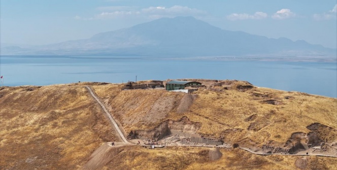 Ayanis Kalesinde arkeoloji kazıları ve sur duvarlarının restorasyonu sürüyor