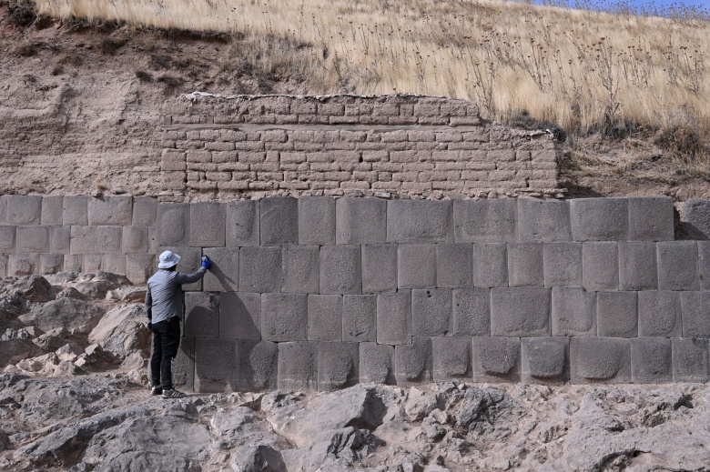 Ayanis Kalesi'nde arkeoloji kazıları ve sur duvarlarının restorasyonu sürüyor