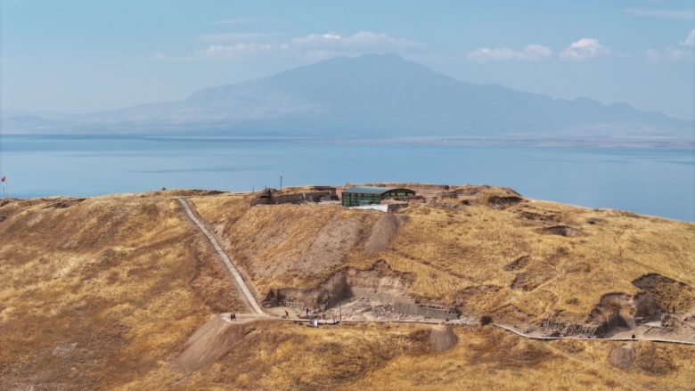 Ayanis Kalesi'nde arkeoloji kazıları ve sur duvarlarının restorasyonu sürüyor