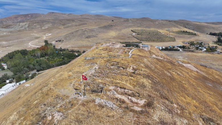 Ayanis Kalesi'nde arkeoloji kazıları ve sur duvarlarının restorasyonu sürüyor