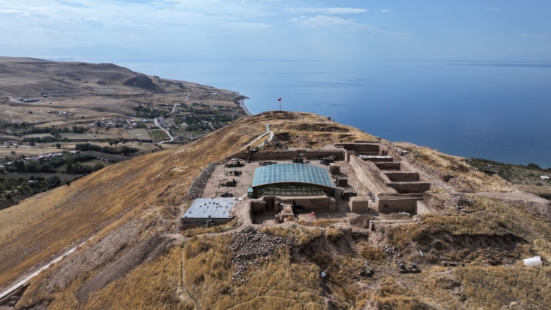 Ayanis Kalesi'nde arkeoloji kazıları ve sur duvarlarının restorasyonu sürüyor