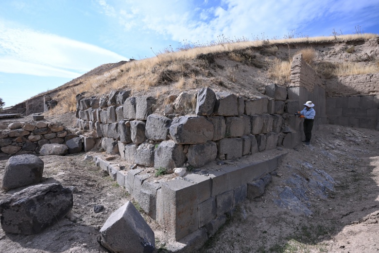 Ayanis Kalesi'nde arkeoloji kazıları ve sur duvarlarının restorasyonu sürüyor