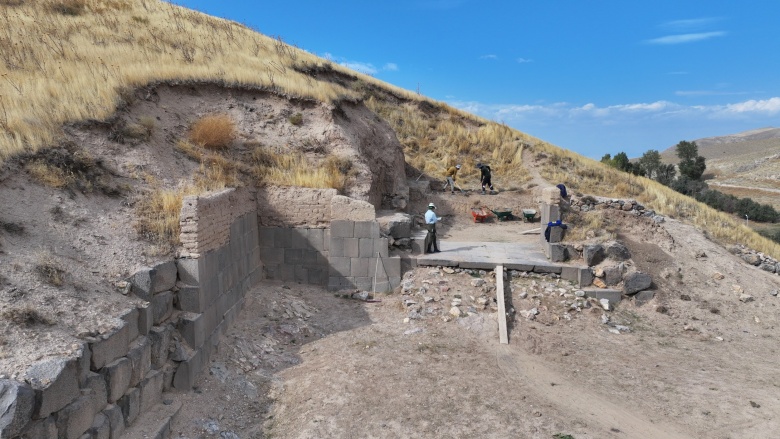 Ayanis Kalesi'nde arkeoloji kazıları ve sur duvarlarının restorasyonu sürüyor